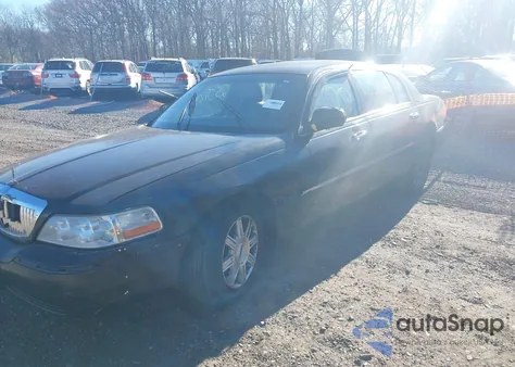 2004 Lincoln Town Car Signature z USA, uszkodzony, nr VIN 1LNHM81W94Y610037